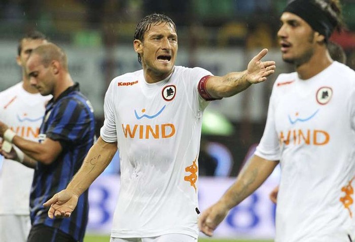 Totti phàn nàn với trọng tài