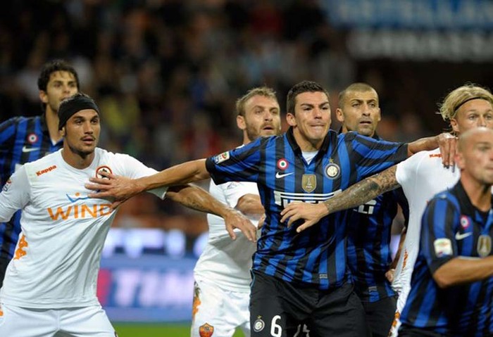 Nhân lúc đó, Inter đổ dồn lên tấn công
