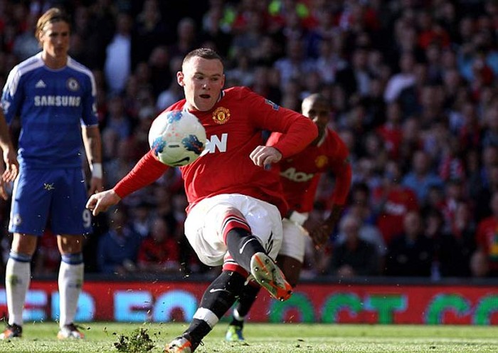 Rooney với thế đá phạt đền khá giống một ai đó...