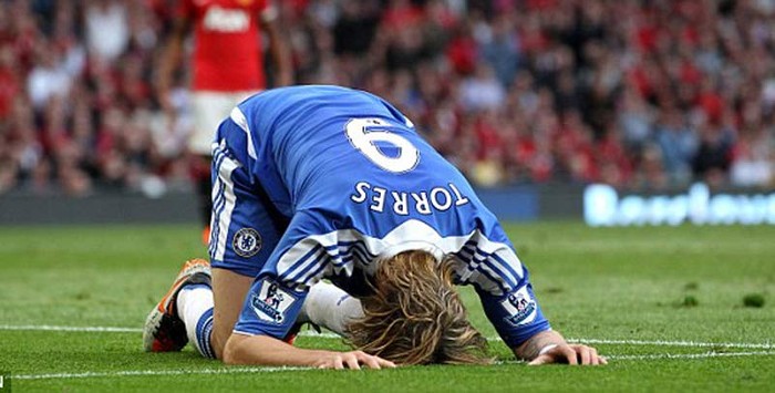Torres sút ra ngoài trước cầu môn trống