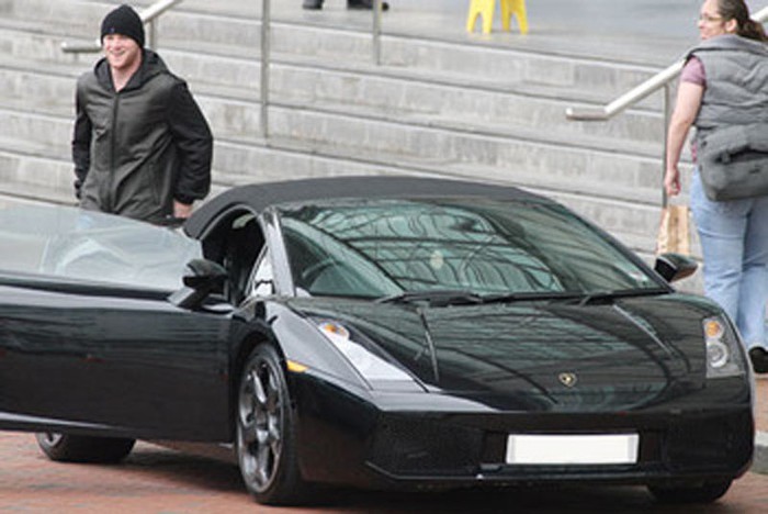Rooney bên chiếc Lamborghini