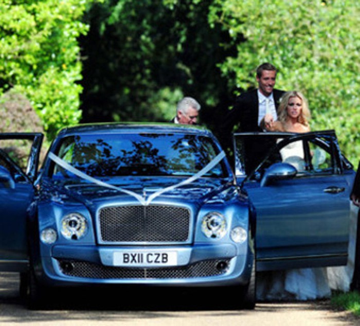 Vợ chồng nhà Peter Crouch bên chiếc Bentley màu xanh