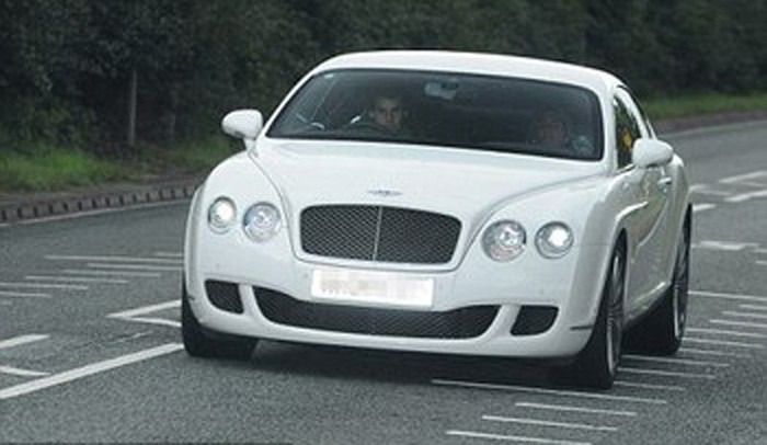 Carlos Tevez bị bấm lỗ vì phóng quá tốc độ với chiếc Bentley Continental GT