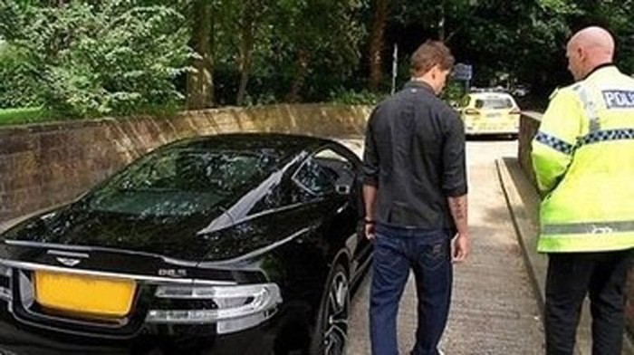 Fernando Torres bị cảnh sát "hỏi thăm" chiếc Aston Martin DB9 Coupe