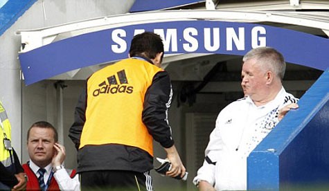 Lampard tự ý vào phòng thay đồ dù chưa hết trận
