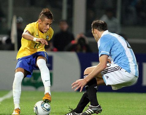 Neymar (trái) được Man City quan tâm