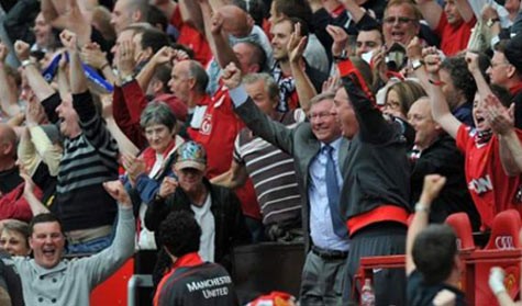 Sir Alex Ferguson ăn mừng bàn thắng trên khán đài Old Trafford