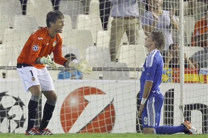 El Nino liên tục bị Diego Alves (trái) từ chối trong lần trở lại quê nhà.