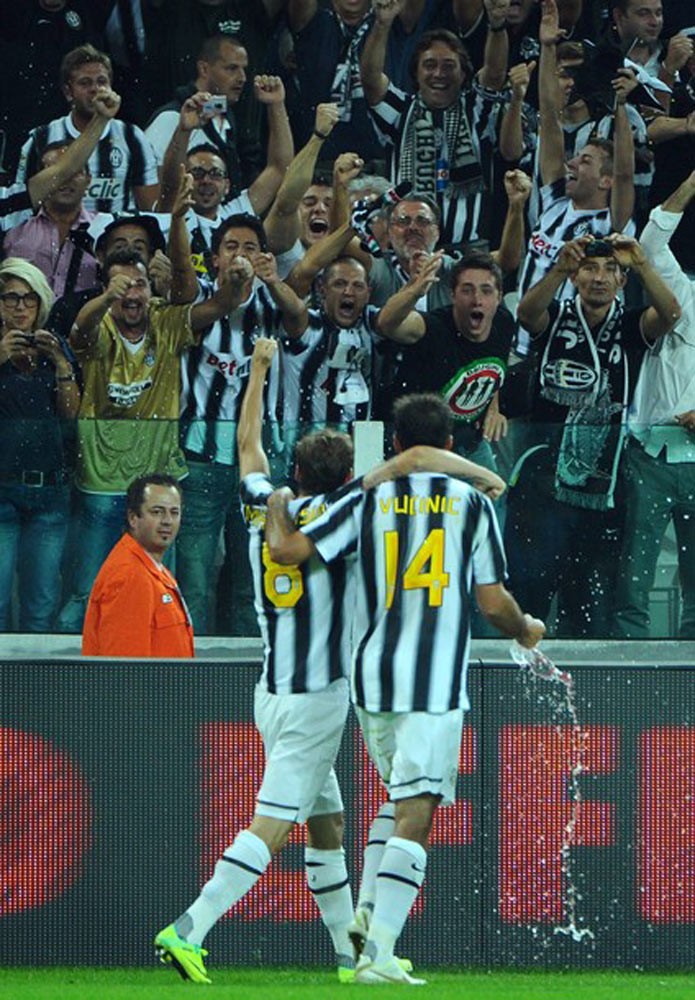 Marchisio ăn mừng trước sự vui sướng của các CĐV