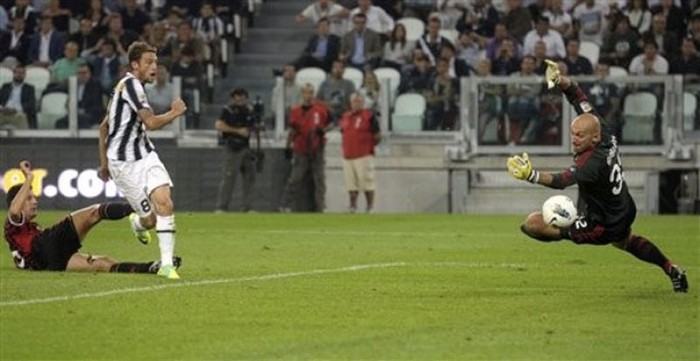 Marchisio thoát xuống sau một pha đan bóng nhuần nhuyễn giữa các cầu thủ Juve