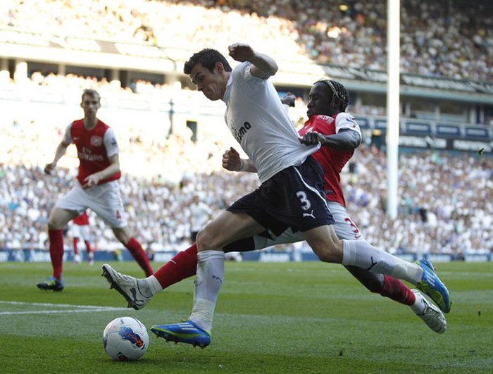 Gareth Bale khiến Bacary Sagna vài phen khổ sở