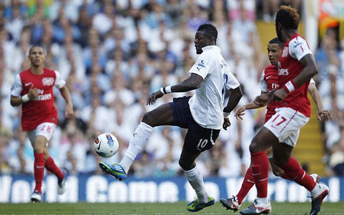 Adebayor giúp Tottenham chiếm thế áp đảo đầu hiệp 1
