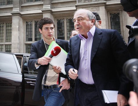 Boris Berezovsky (phải) đòi Abramovich bồi thường 3,2 tỷ bảng