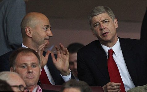 Gazidis (trái) tuyên bố không cho Wenger một xu chuyển nhượng trong tháng 1