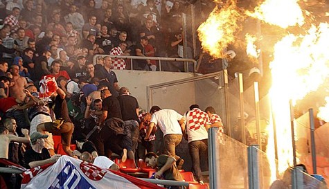 Khán đài của fan Croatia bị ném bom xăng