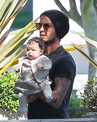 Beckham bế con gái đi làm hộ chiếu