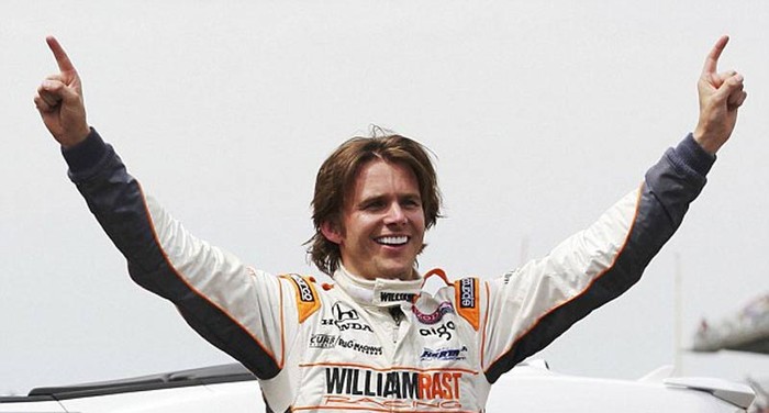 Năm nay 33 tuổi, Wheldon đã từng vô địch giải Indy Racing năm 2005