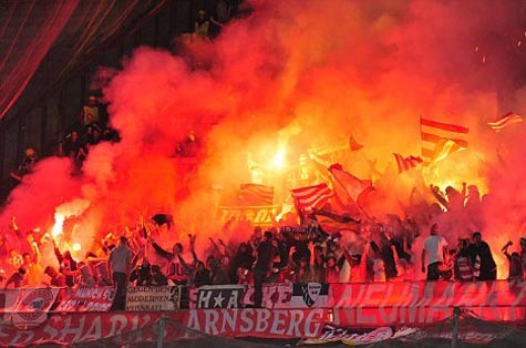 Các Ultra Napoli đốt pháo sáng trong trận gặp Bayern