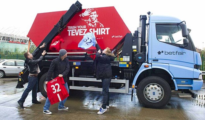 Fan Man City và cả MU đều vứt áo Tevez để đổi lấy áo mới