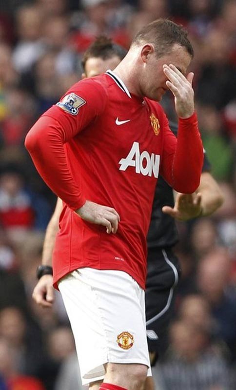 Rooney vất vả hoạt động nhưng tình thế không mấy dễ chịu hơn