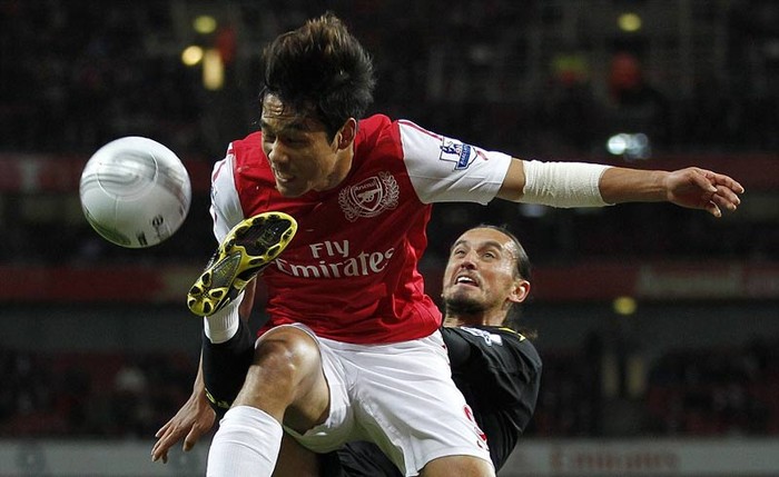 Park Chu-Young tranh bóng với Tuncay trong trận Arsenal - Bolton ở Carling Cup