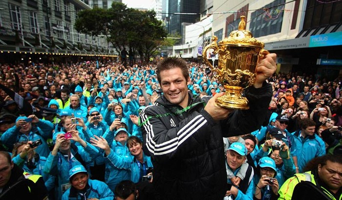 Richie McCaw nâng cao chức vô địch Rugby thế giới trước 20.000 người hâm mộ ở thủ đô Wellington, New Zealand