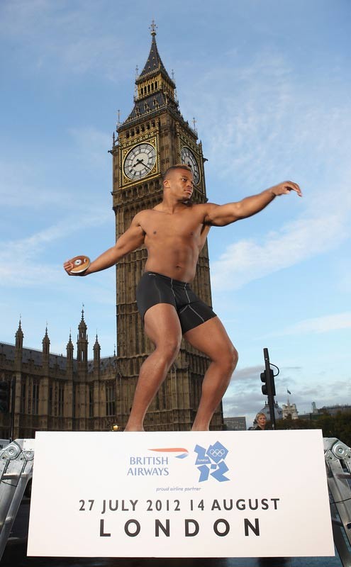 Huy chương Vàng Olympic môn ném đĩa Lawrence Okoye chụp ảnh trước nhà Quốc hội Anh để quảng bá cho Thế vận hội 2012 tại London