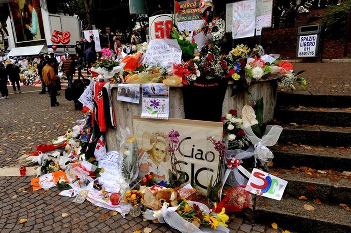 Kỷ vật tưởng niệm của người hâm mộ tại quảng trường của Coriano, Italia để tưởng nhớ tay đua xấu số Marco Simoncelli