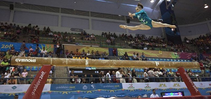 Kristina Vaculik của Canada biểu diễn trên thanh thăng bằng ở nội dung đơn nữ môn thể dục dụng cụ tại Đại hội thể thao Trung Mỹ