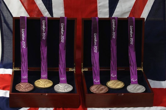 Những chiếc huy chương đầu tiên được sản xuất tại nhà máy đúc tiền hoàng gia Anh. Tổng cộng 4700 huy chương sẽ được chia đều giữa Olympic London 2012 và Paralympic. Mỗi huy chương có đường kính 85 mm là mẫu huy chương nặng nhất trong lịch sử Thế vận hội