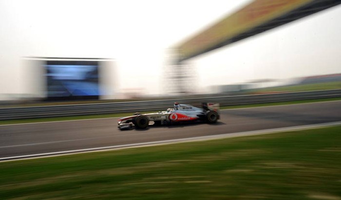 Lewis Hamilton trong cuộc đua thử trước thềm Indian Grand Prix