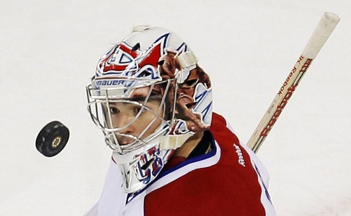 Thủ môn Carey Price của đội hockey Montreal (Canada) đối mặt với quả bóng băng trong một pha cứu thua