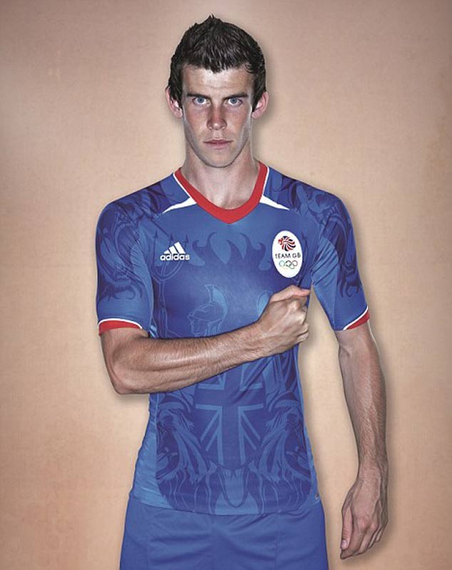 Gareth Bale (xứ Wales) mặc chiếc áo chính thức của đội tuyển Vương quốc Anh tại Olympic 2012 do Adidas thiết kế
