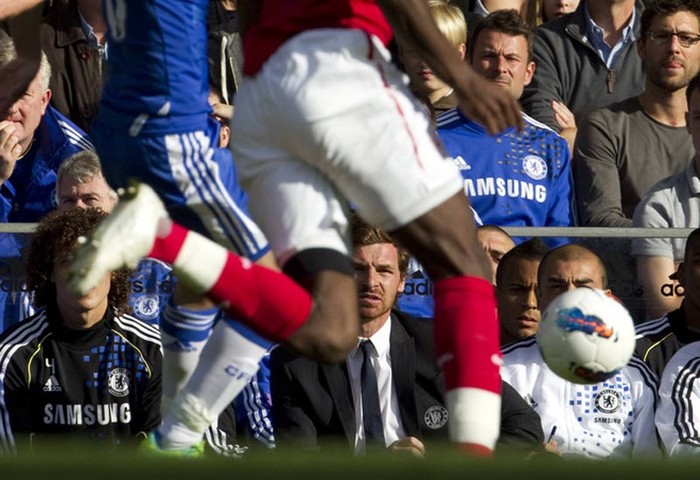 Andre Villa Boas bất lực nhìn cảnh các học trò thất bại trận đầu tiên ở Stamford Bridge