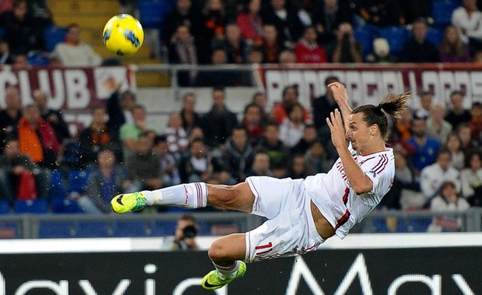 Zlatan Ibrahimovic (Thụy Điển) thực hiện cú vô-lê trong trận Milan - Roma