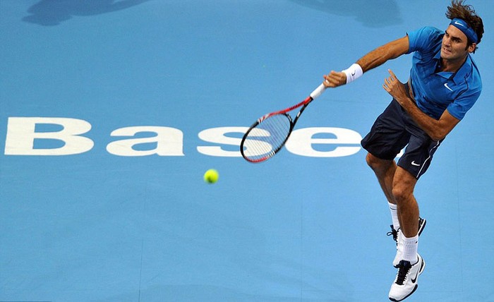 Roger Federer thi đấu tại giải quần vợt trong nhà Thụy Sĩ