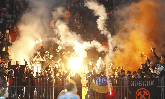 CĐV của Shakhtar Donetsk ném pháo sáng trong trận thua 0-1 của họ trên sân của Zenit St.Petersburg tại vòng bảng Champions League
