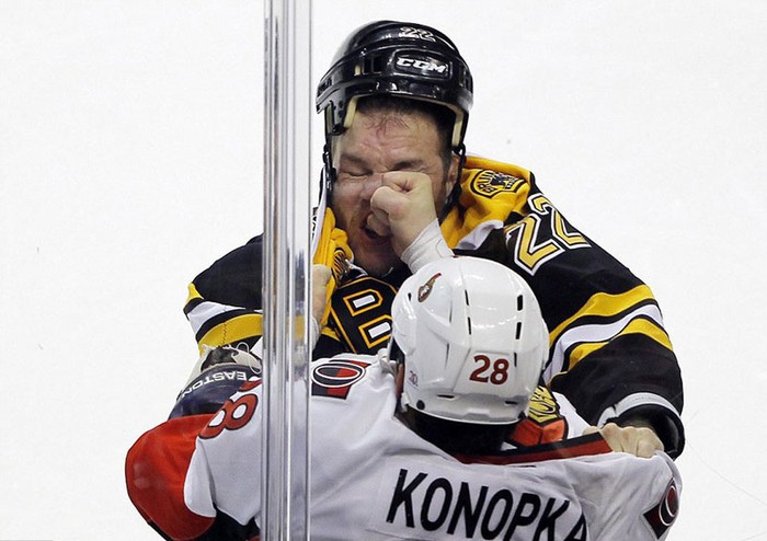 Shawn Thornton (áo trắng) đấm thẳng vào mặt đối thủ trong một trận đấu hockey trên băng tại Boston
