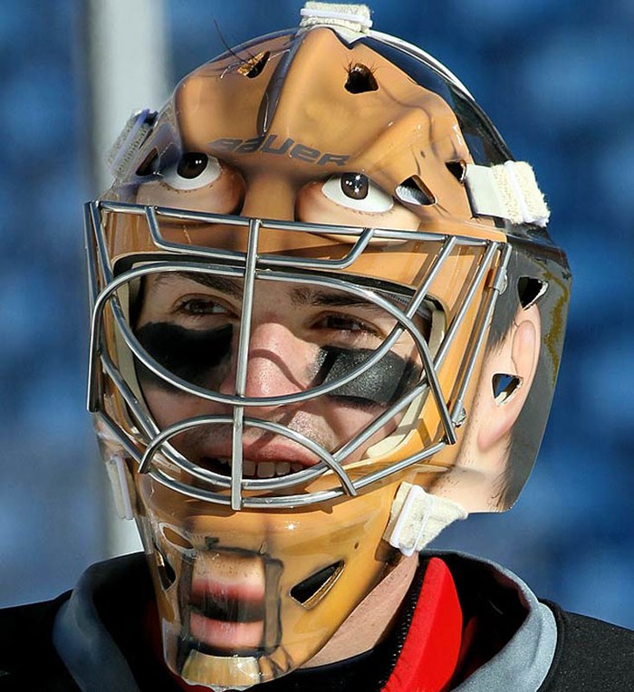 Carey Price của đội bóng bầu dục Montreal Canadiens đeo một chiếc mặt nạ Halloween trước giờ thi đấu. Trước mặt nạ mô phỏng lại mặt nạ của kẻ giết người hàng loạt Hannibal Lecter trong phim "Sự im lặng của bầy cừu"