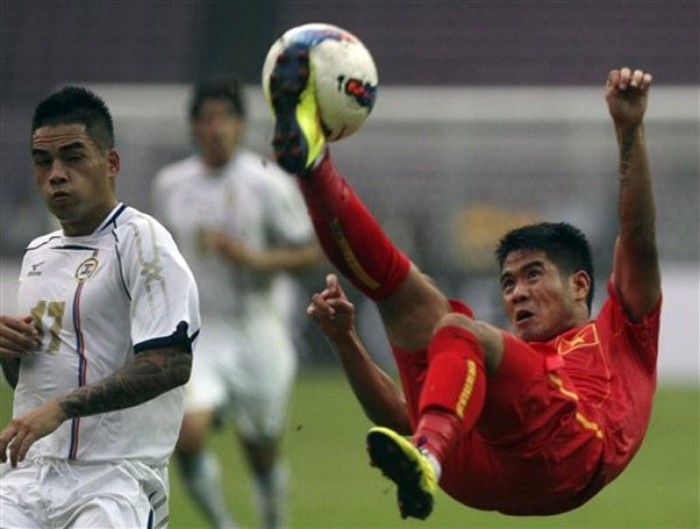 Âu Văn Hoàn (phải) của đội U-23 Việt Nam tranh bóng với Jason de Jong (Phillippines) trong trận đấu thuộc bảng B bộ môn bóng đá Nam tại SEA Games 26 ở Jakarta, Indonesia