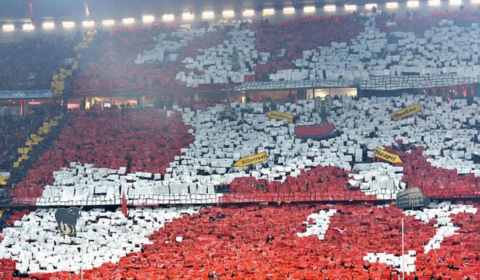 Fan Bayern dựng thành hình bản đồ châu Âu trên khán đài trong trận Bayern - Napoli tại vòng bảng Champions League