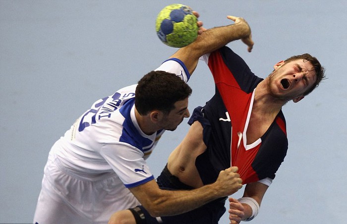 Tomer Shimoni (Israel) kéo áo Chris Mohr (Vương quốc Anh) trong lượt trận vòng loại giải Vô địch châu Âu 2012 môn bóng ném