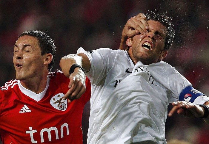 Nenanja Matic (trái) của Benfica dùng tay chọc vào mắt phải của Benjamin Huggel (Basel) trong trận đấu tại vòng bảng Champions League