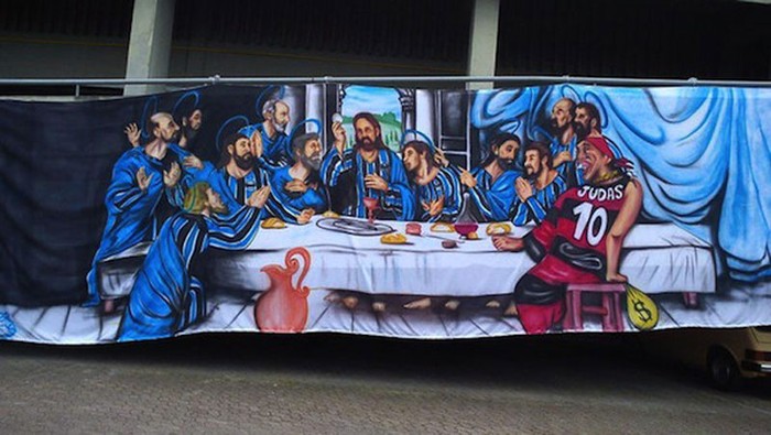 Bức tranh treo nơi công cộng do CĐV của Gremio (Brazil) treo để gọi Ronaldinho là "Judas" trước thềm trận Gremio - Flamengo trong khuôn khổ giải VĐQG Brazil diễn ra vào Chủ nhật