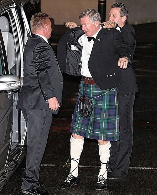 Sir Alex Ferguson mặc một chiếc váy kiểu Scotland trong lễ kỷ niệm 25 năm ngày dẫn dắt MU của ông