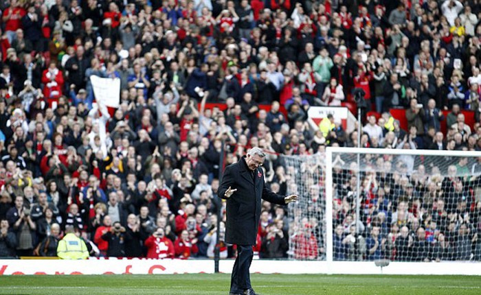 Sir Alex đón nhận những tràng pháo tay của 76.000 khán giả Old Trafford
