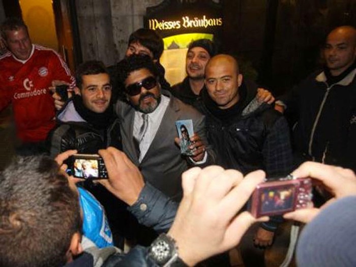 Diego Maradona xuất hiện tại Napoli trong sự chào đón nồng nhiệt của các CĐV bóng đá thành phố Naples. Và họ đều bị lừa, vì đây chỉ là người đóng thế
