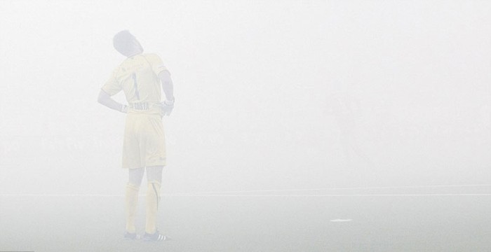 Thủ môn David Da Costa (FC Thun) đứng nhìn làn khói bốc ra từ pháo sáng trên khán đài trong một trận bóng đá tại giải VĐQG Thụy Sĩ