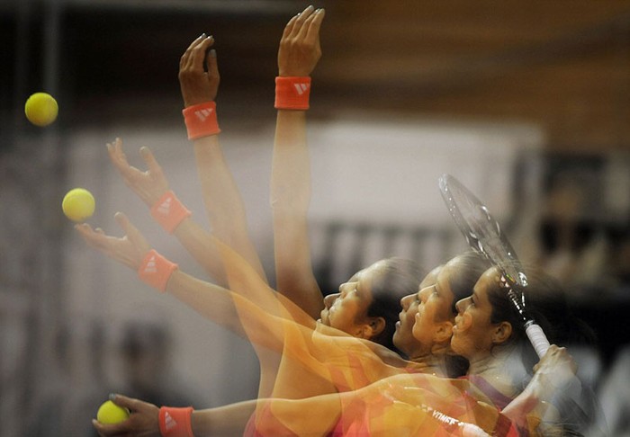 Ana Ivanovic giao bóng trong trận đấu diễn ra ở nội dung đơn nữ giải vô địch Khối thịnh vượng chung tại Bali, Indonesia