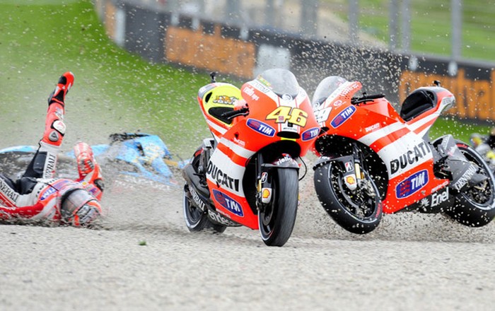 Nicky Hayden (trái) của đội đua Ducati ngã trong cuộc đua MotoGP diễn ra tại Valencia